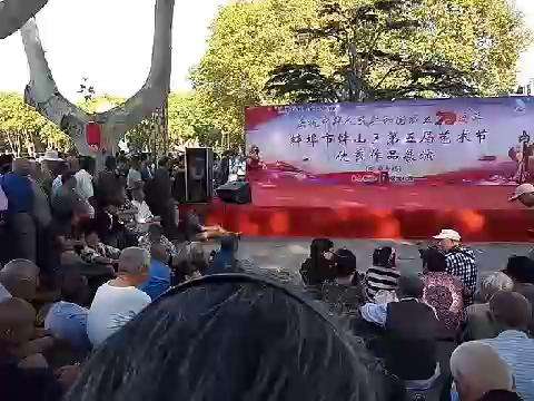 蚌埠老艺人马明芳携新秀红叶(音)演出《铡刀下的红梅》片断。