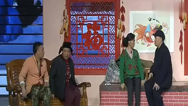 赵大叔和刘小光合作演出小品，逗笑全场观众