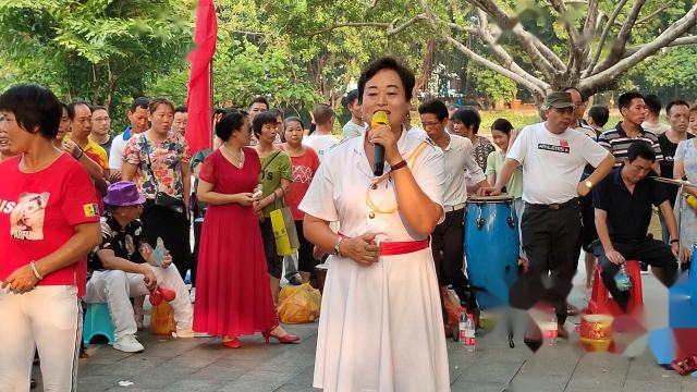 东莞市娱樂之声.欢度国庆在东莞人民公园精彩演出《女儿情》表演者:施雨