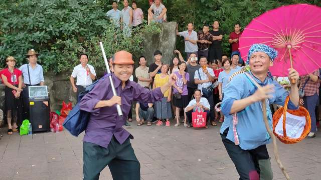 东莞市娱樂之声，欢度国庆在东莞人民公园精彩演出小品《回娘家》表演者华仔，？？