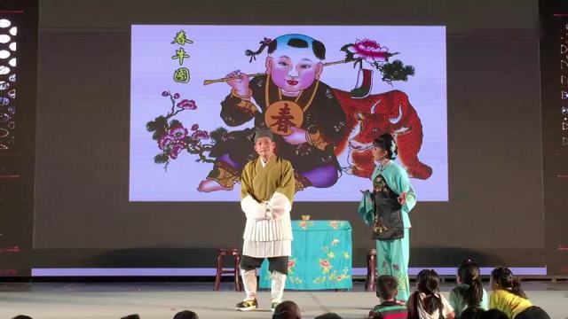 桐城市黄梅戏剧团在市民广场演出黄梅戏折子戏《王小六打豆腐》（20191002）_高清
