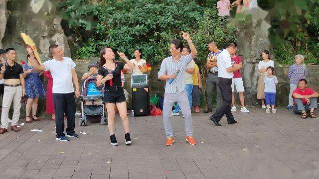 东莞市娱樂之声，欢度国庆在东莞人民公园精彩演出《花桥流水》演唱者:小老太，阿娟