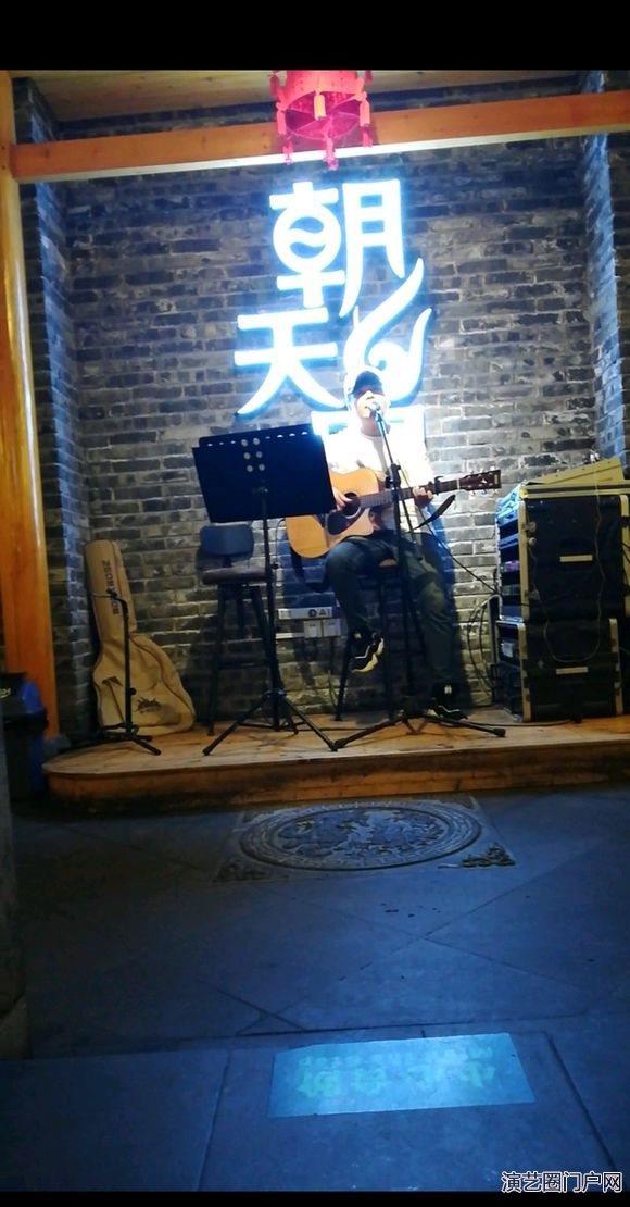 各位老师好，本人吉他弹唱歌手目前在酒吧餐厅驻唱，有会写民谣歌