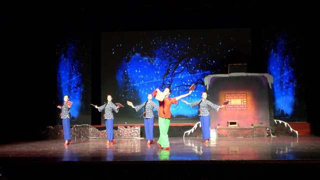 武汉市芳华白毛女艺术团演出白毛女部份片段。录制老来乐