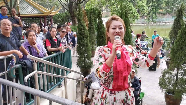 喜欢这样的街头演出，热情有活力的《凤凰展翅》引得观众尖叫连连