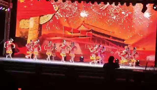 丽人舞蹈队员在2019年国庆节晚会演出节目（同心共组筑中国梦）