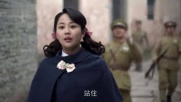 《战长沙》湘湘被姐夫士兵追赶这段，杨紫怕是本色演出!