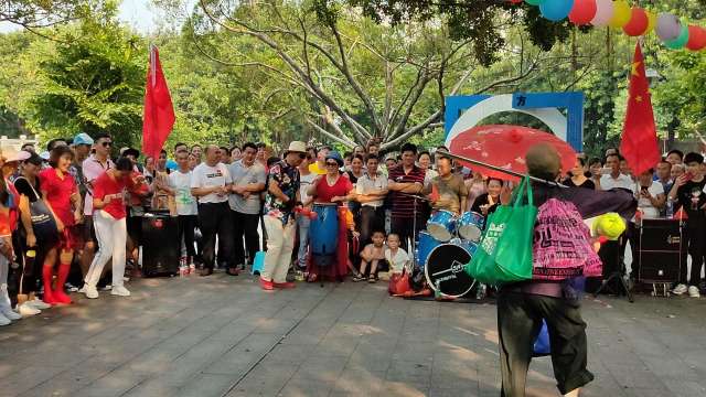 东莞市娱樂之声，欢度国庆在东莞人民公园精彩演出小品《回娘家》表演者:华仔，莫娣