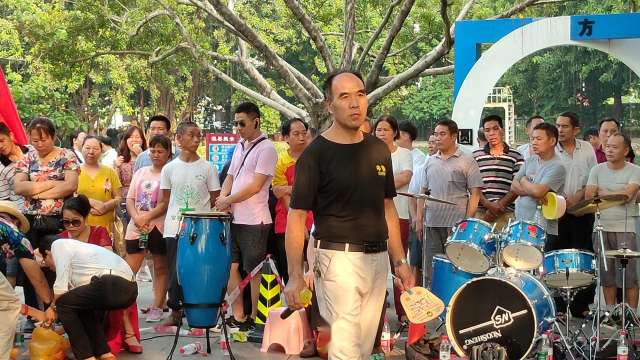 东莞市娱樂之声欢度国庆在东莞人民公园精彩演出《最美的歌儿唱给妈妈》表演者:快乐男子汉
