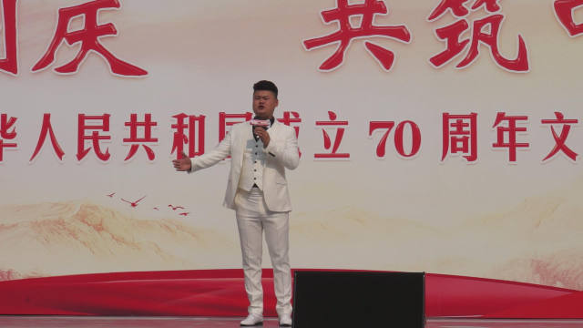 龙潭湖公园庆祖国70华诞文艺演出，男声独唱《把一切献给党》