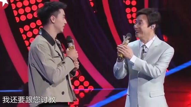 我们的歌：费玉清许巍洲同台演出，许巍洲真的好帅啊，小哥好靓