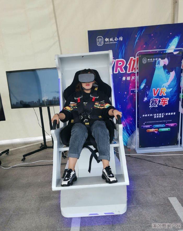 山东青岛提供VR加特林 VR360旋转 VR模拟枪战等设备