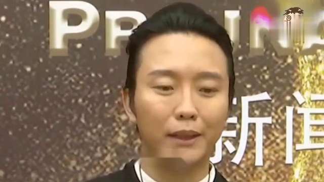 李玉刚演出退场摔到！回休息室只能靠工作人员搀扶！