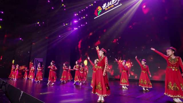 少儿舞蹈视频《花儿》 新疆儿童舞蹈表演 新年元旦节日演出