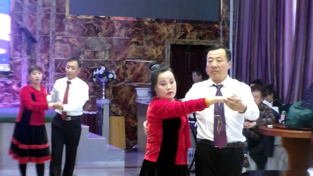 同江市社区工委艺术团庆元旦联欢演出，探戈《梁祝》表演社区艺术团舞蹈队。