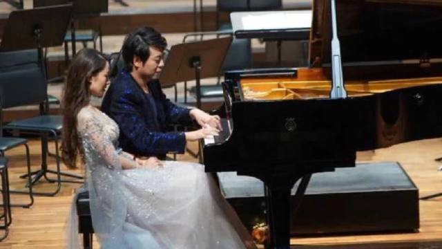 郎朗夫妇广州合体演出，吉娜穿镶钻长裙单独演奏气质一流