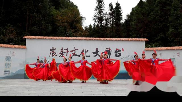 大摆裙舞《幸福中国一起走》鹤城分校2019年下学期课外活动文艺演出