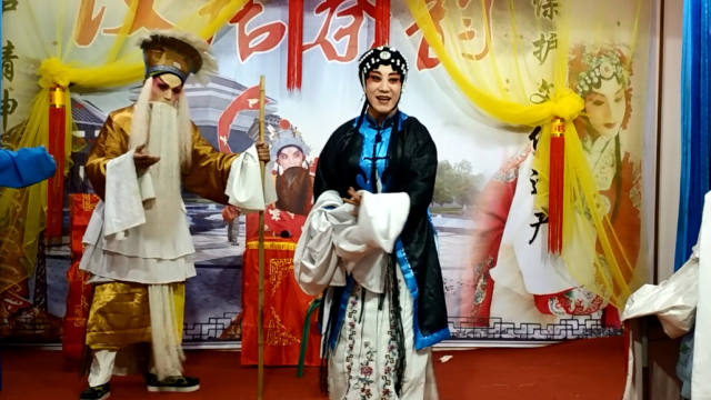 会宁汉唐秦韵自乐班演出《三娘教子》选段，演员在表演上声情并茂