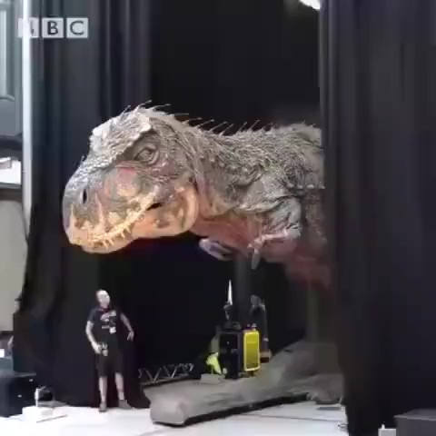 BBC给某舞台剧演出制造的逼真巨型机械恐龙模型