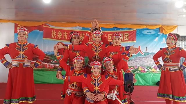 元旦老年公寓五家站小剧场演出舞蹈站在草原望北京