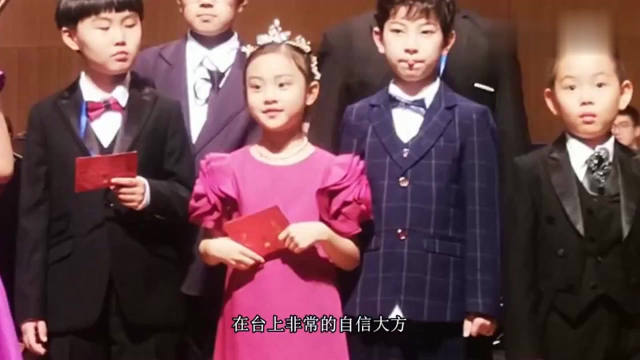李小璐女儿甜馨7岁演出近照曝光，头戴小皇冠，越长大越精致！