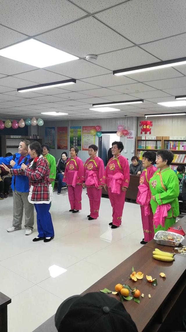 戏友之家豫剧团队在省宿舍活动中心演出