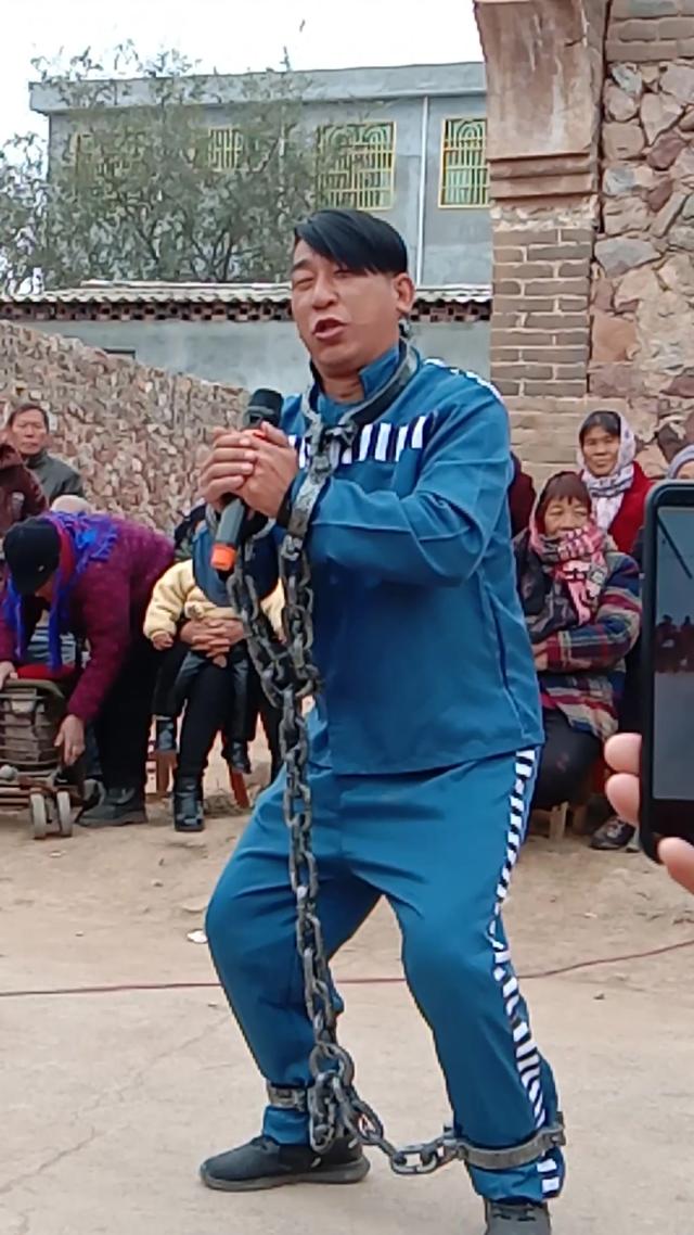 汝州花海之声群英荟萃歌唱艺术团，鸠山团队，在郏县演出晶彩节目。