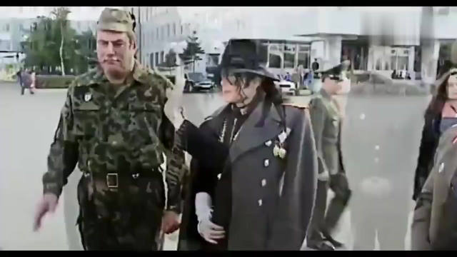 1993年，迈克尔·；杰克逊到莫斯科演出，全程元首般待遇！