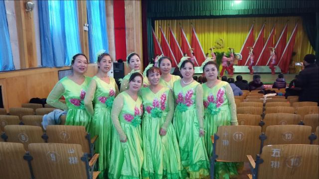新疆玉儿舞队歌伴舞《幸福中国一起走》队形演出版