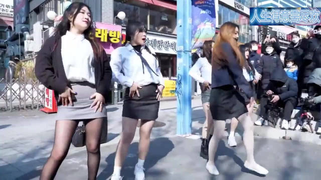 韩国女团街头演出, 学生装制服打扮，网友：三流女团都排不上吧