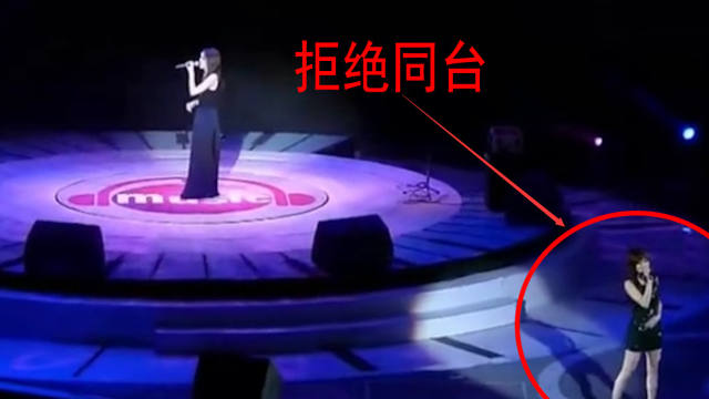 当张韶涵和范玮琪同台演出，全程各唱各的，网友：差点就打起来了