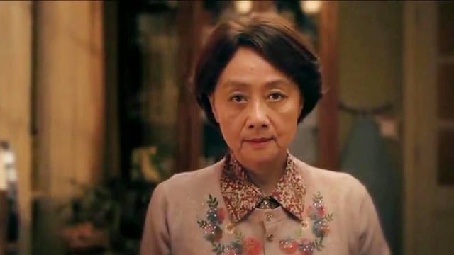 《囧妈》催泪片段：徐峥妈妈演出结束回家后，平静地取掉了假发