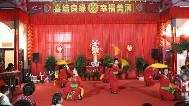 山西运城农村结婚乐队美女舞蹈晚会演出现场，陕北风格一样美