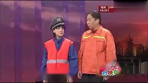 小品《还钱》清洁工夫妻捡到十万块钱，与失主相约世纪坛接头.mp4