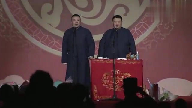 还没结束观众全站起来了，岳云鹏：演出没结束别走，调侃孙越亮了！