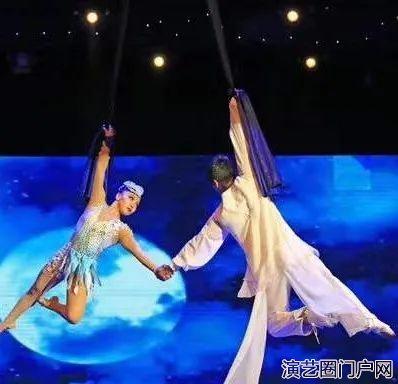 杂技秀《多彩民族风》在甘肃黄河剧院精彩上演