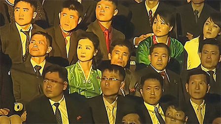 历史最尴尬现场！韩国女团朝鲜演出，台下观众竟面无表情愣住！