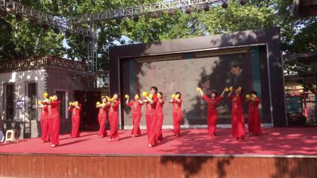 到郑州五一公园看演出，舞蹈《太阳最红毛主席最亲》