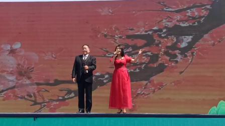 泗河源艺术团郎庆雨先生，李霞女士在泗水县槐花节演出京歌。