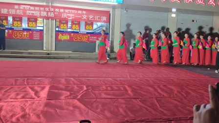 侯马阳光时代舞蹈队庆七一演出的《双脚踏上幸福路》