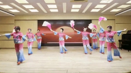 2023 年敬老节，在洋泾暖阳中心演出舞蹈:《南水湖之恋》。