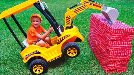 尼基兄弟搞笑视频：哥哥小工人演出超大挖掘机玩具车帮助朋友！